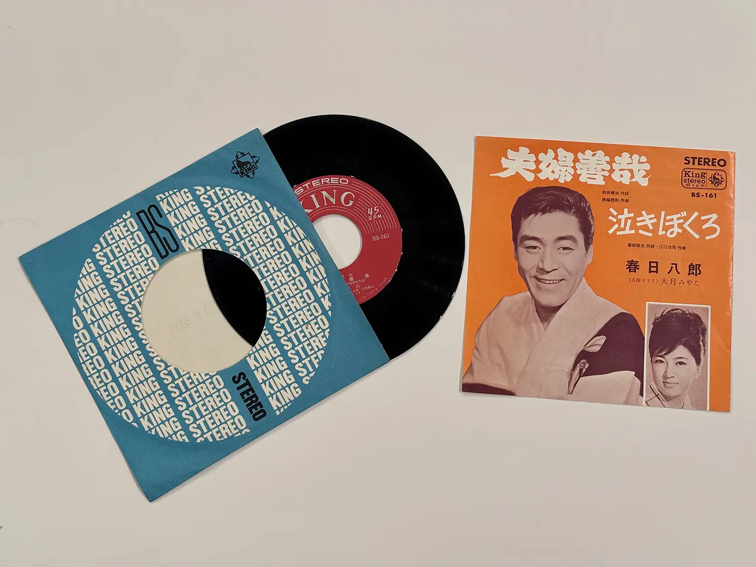 紙製のスリーブにはレコード会社のカンパニースリーブが使用されているものも多く、年代や発売時期によってはカラーやデザインが変わるため収集しているレコードファンもいる