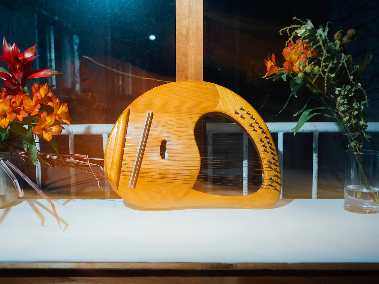 制作に使用されたアコースティックギターとハープ。