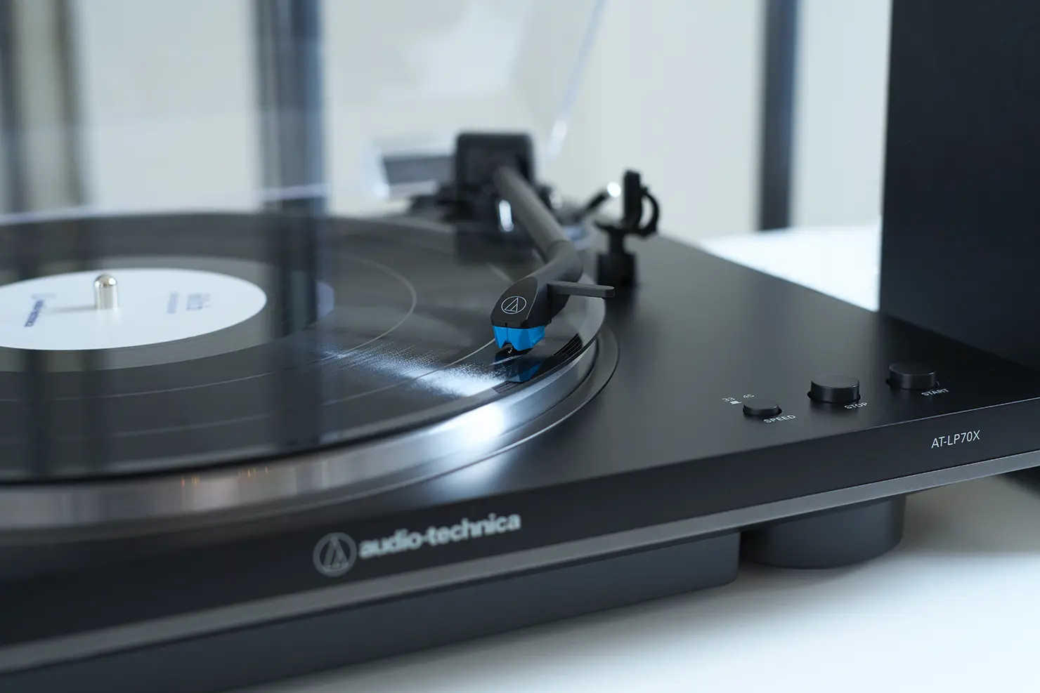 「伝統のJ字型トーンアーム」を簡単操作のフルオート型お手軽プレーヤーへ移植するに当たり、本機ならではの機構を採用