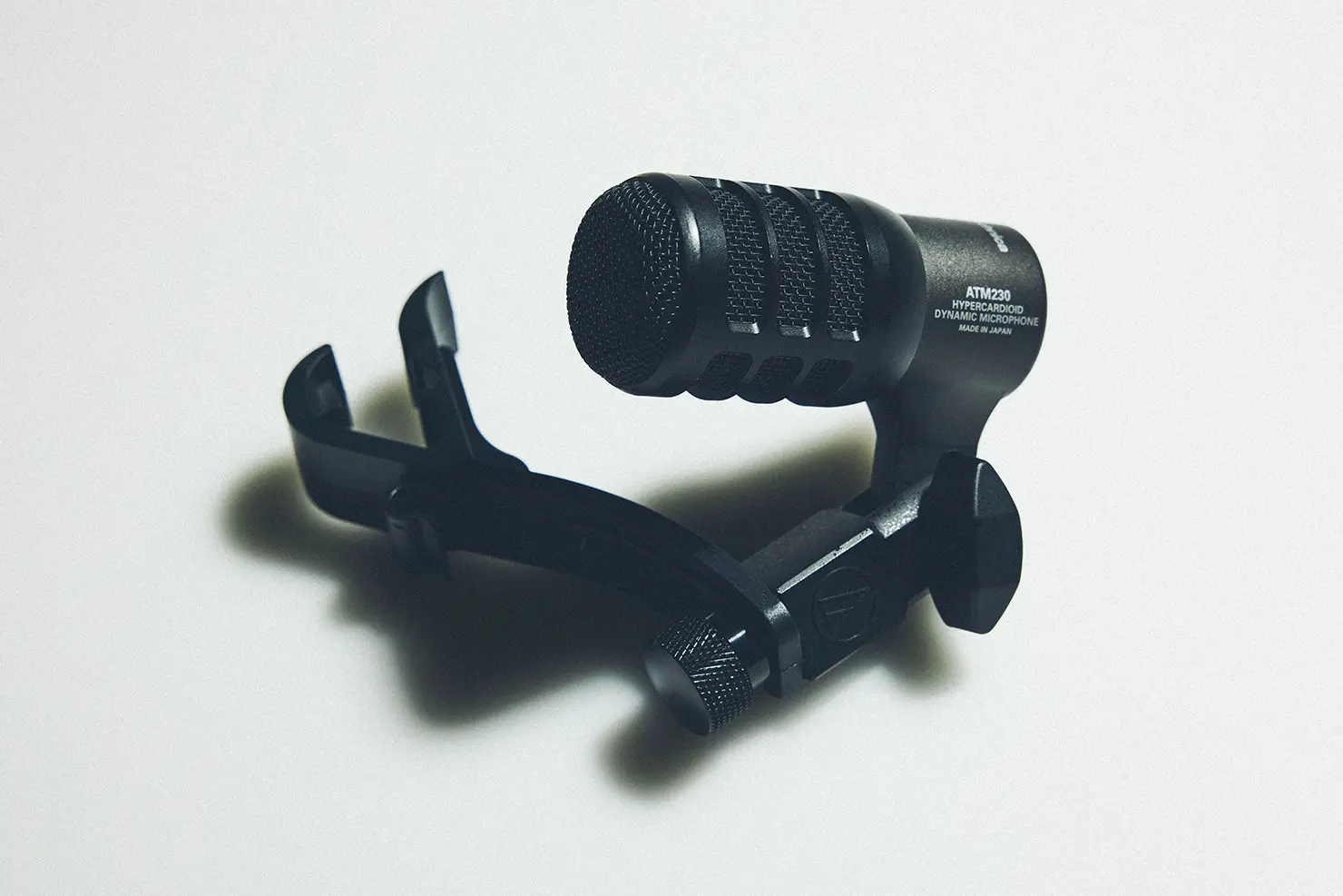 ATM230の強みは、楽器が持つ本来の「アタック音」と「厚みのある低域」を、実に素直に捉えてくれる点