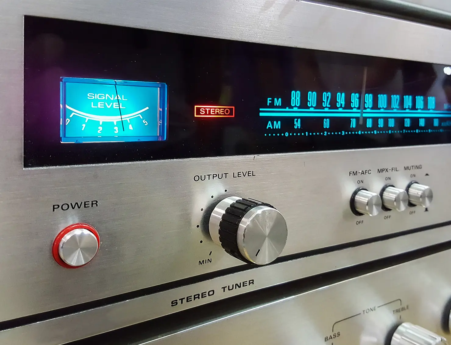 オーディオコンポーネントの中へ組み込んで使うFMチューナーは、基本的に十分な電波を受けて最善の受信・再生ができるように作られています