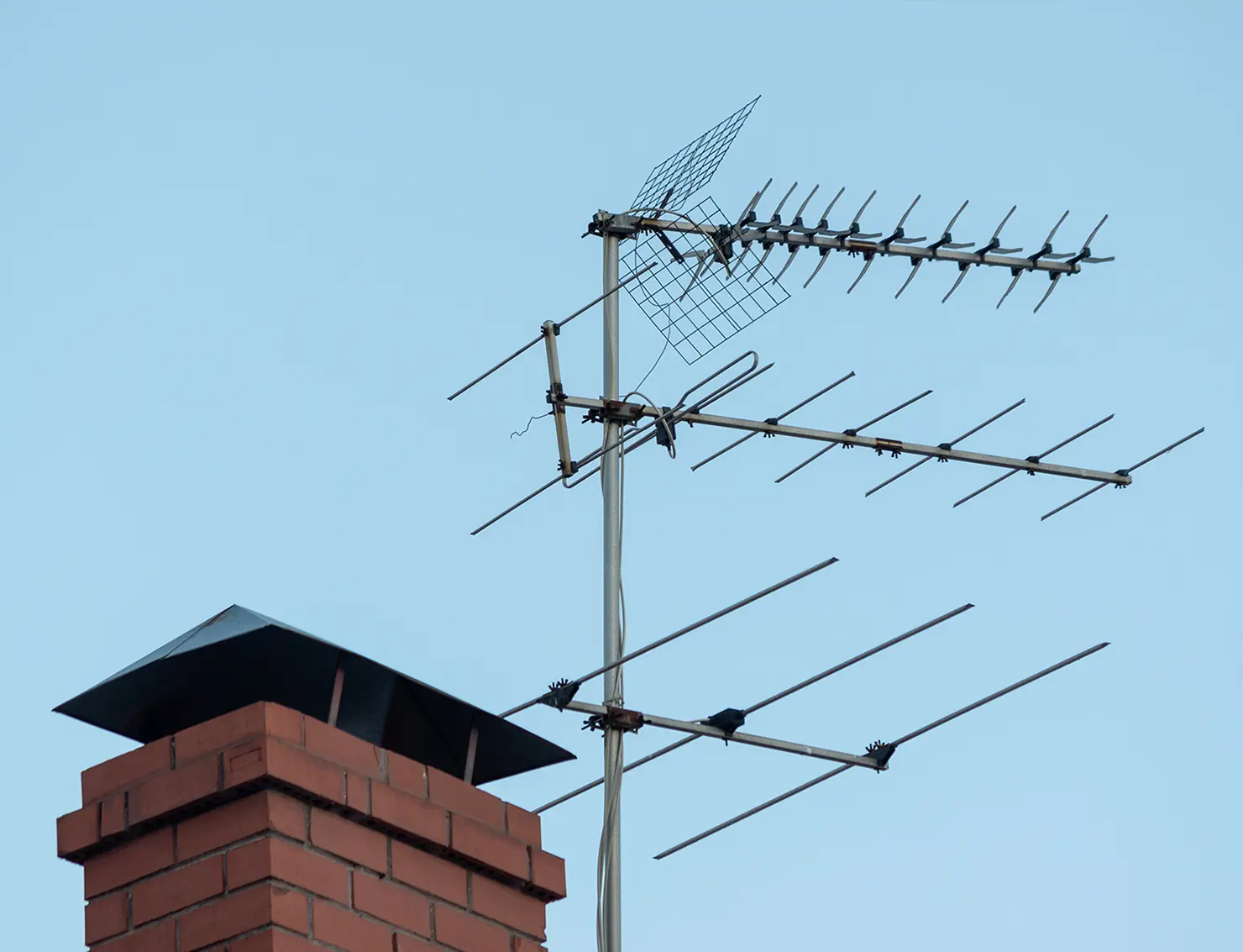 後ろ側へ向けて徐々に横棒のような「素子」が大きくなっていたり立体的になっていたりしない、巨大な板の骨組みといった風情のアンテナ