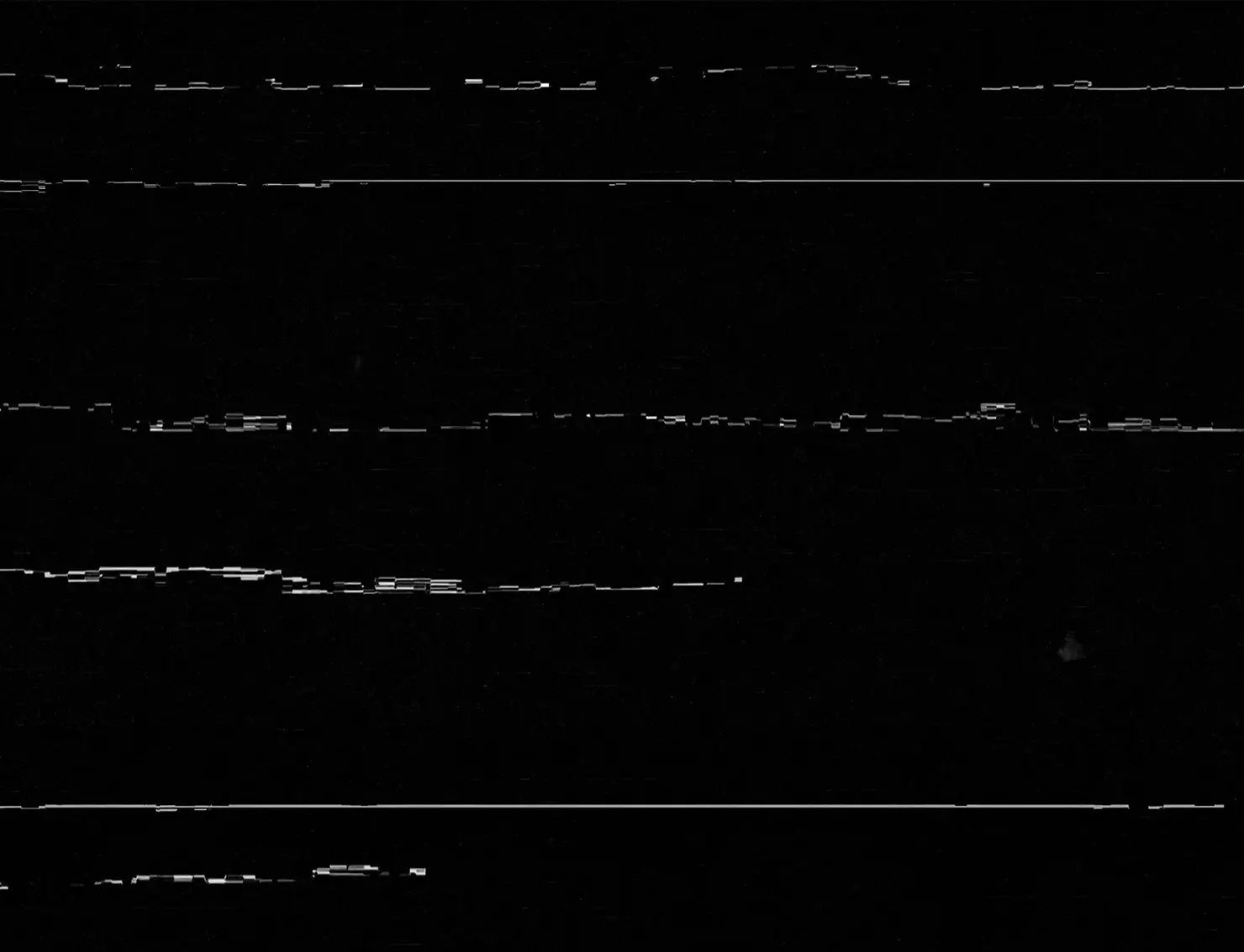 電波自体の受信感度が不足すると、ジーという定常的なノイズや、声のとりわけサ行に嫌な歪みが乗る
