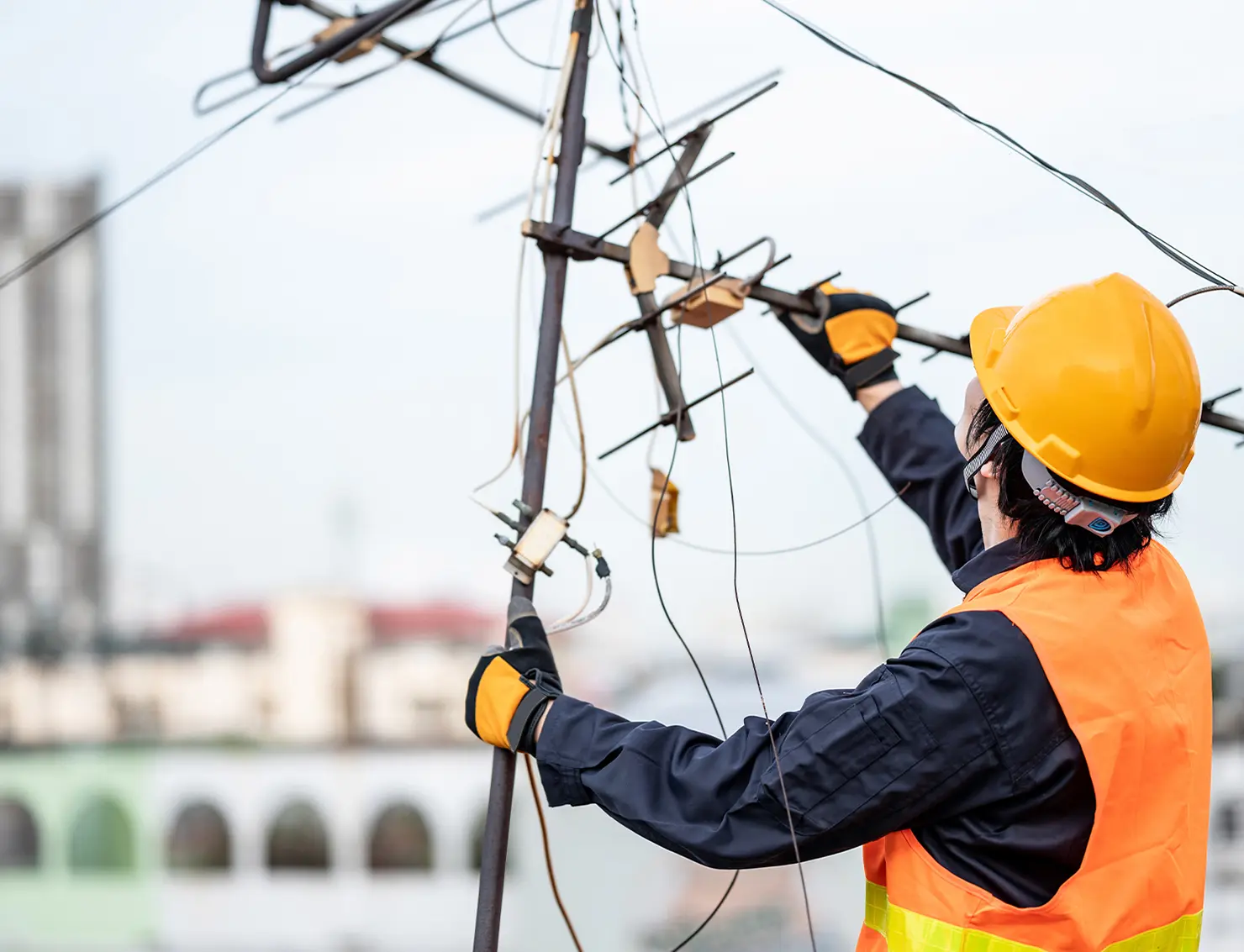電気屋さんに「FMアンテナを立てたい」と頼めば、それほど大きな追加料金なしに立てることが可能