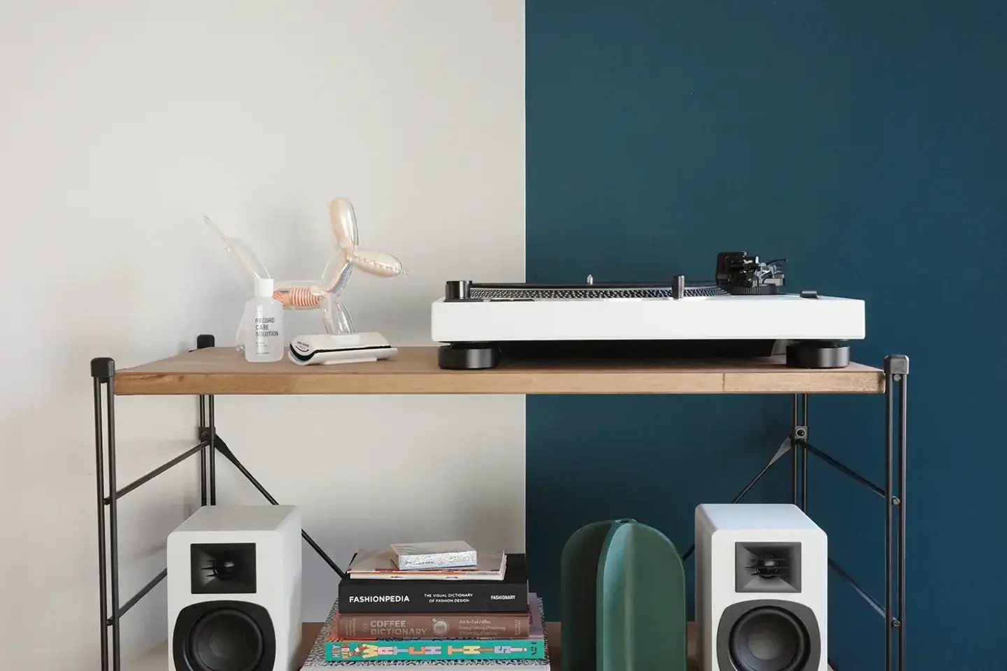 色と背景がつくる、レコードプレーヤーの佇まい。AT-LP120XBT-USBを「白い壁」と「青い壁」に置いてみた