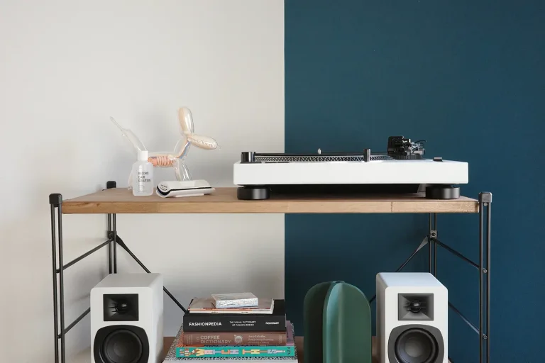 色と背景がつくる、レコードプレーヤーの佇まい。AT-LP120XBT-USBを「白い壁」と「青い壁」に置いてみた