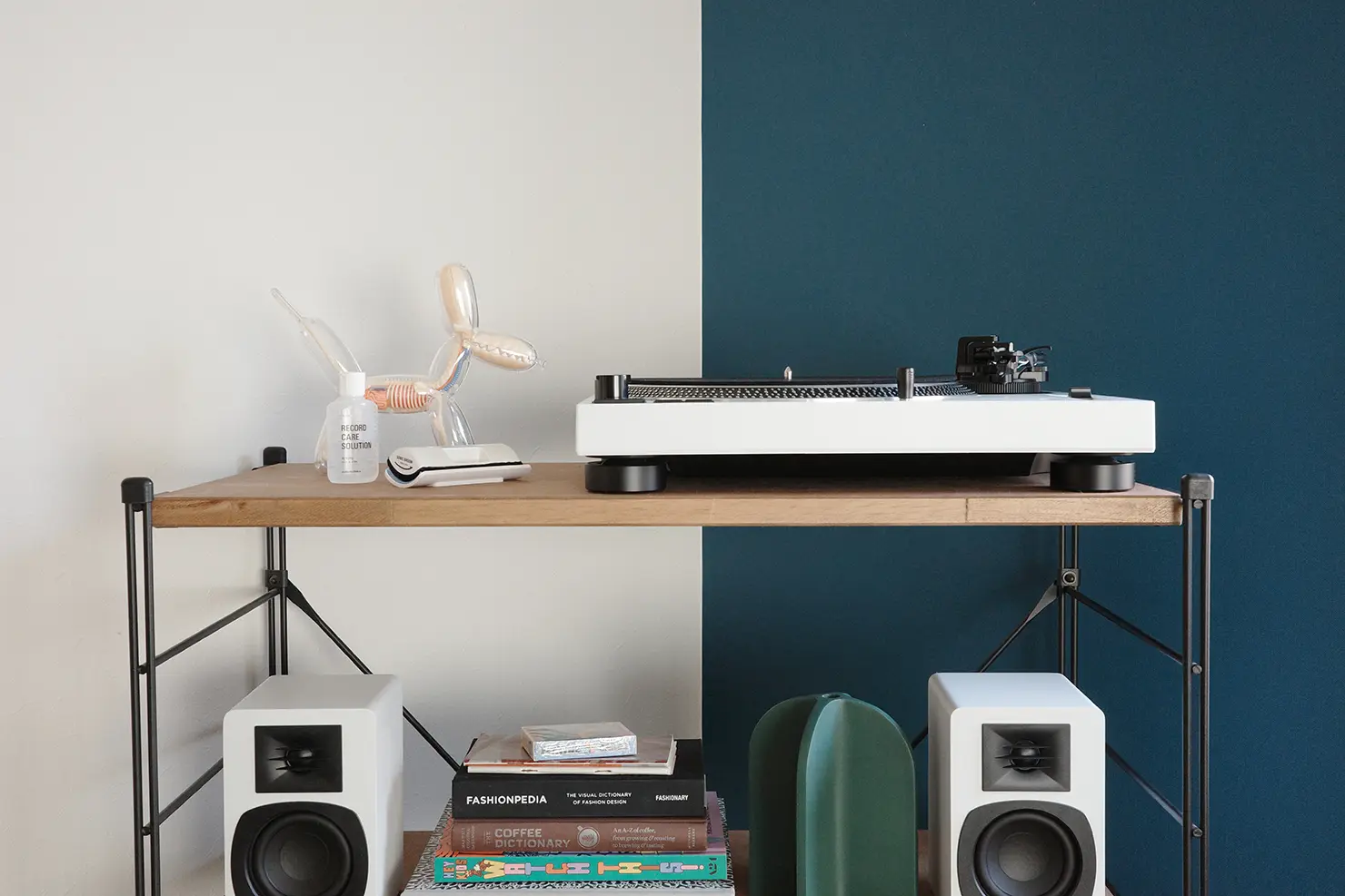 色と背景がつくる、レコードプレーヤーの佇まい。AT-LP120XBT-USBを「白い壁」と「青い壁」に置いてみた