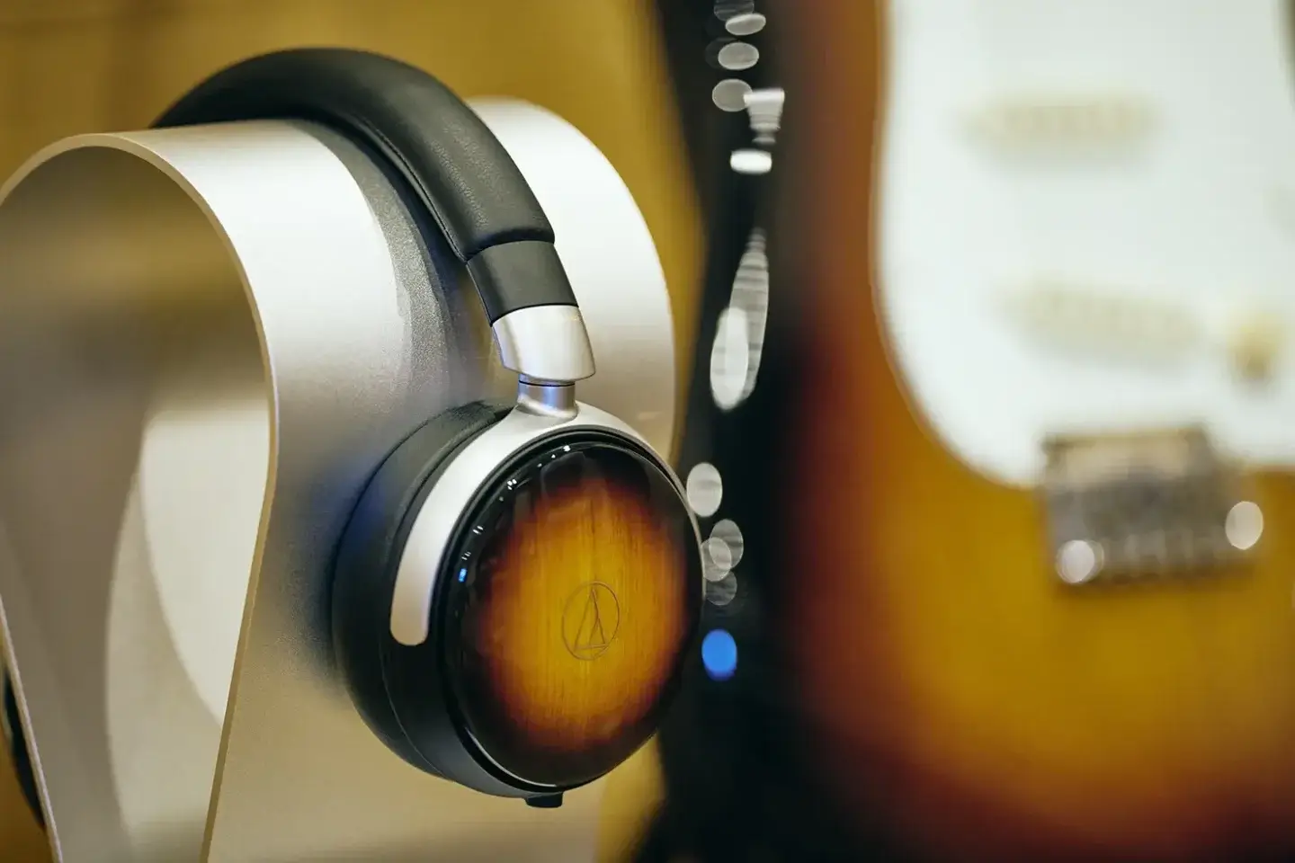 日本のギター製造の一翼を担う、フジゲン工場に潜入 〜楽器の文脈をもつヘッドホン『ATH-WP900SE』〜【前編】