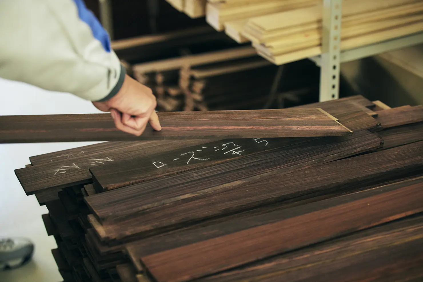 ローズウッドのフィンガーボード材は木目や色味に癖の少ない、汎用性の高い材を使用。写真で指している材などは、その独特の模様から希少性が高く、エキゾチックローズウッドとして上位クラスやカスタムモデルなどのギターに使用される。