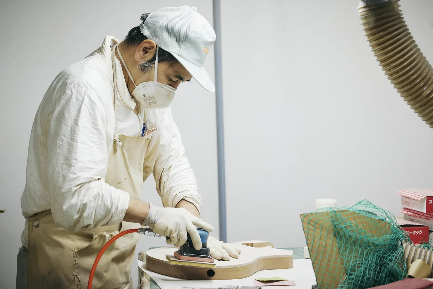 ネックやボディなど、研磨工程は実に細部にまで及ぶ。担当するのは熟練のスタッフたち。