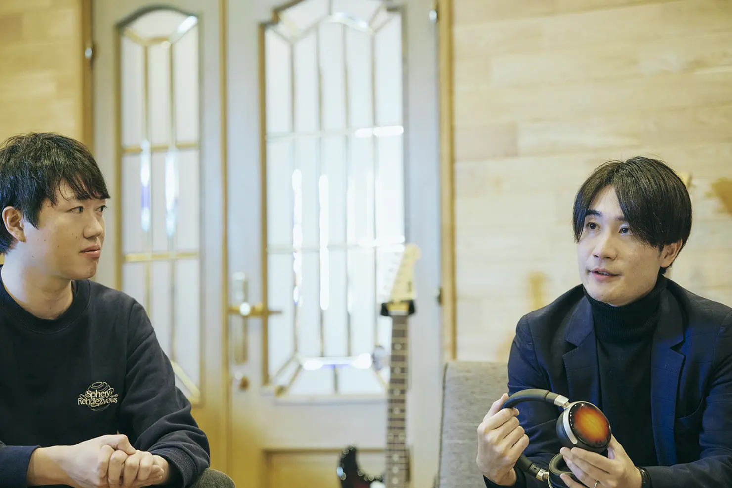 ATH-WP900SE企画担当の中村圭吾（写真右）、開発担当の岩永和之（写真左）。