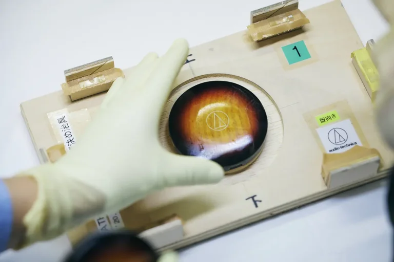 日本のギター製造の一翼を担う、フジゲン工場に潜入 〜経年変化も楽しめるヘッドホン『ATH-WP900SE』〜【後編】