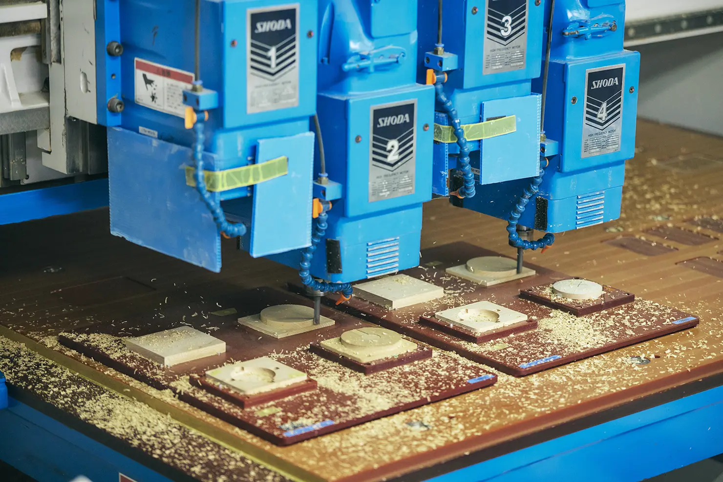 NC加工機によるアッシュ材の削り出し。