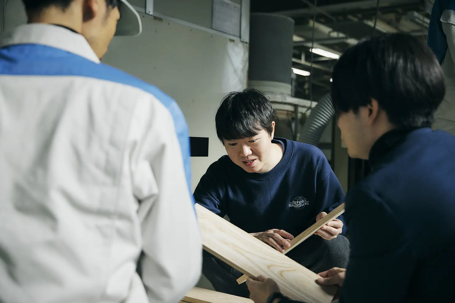 手にとっているのが、一枚板のアッシュ材。