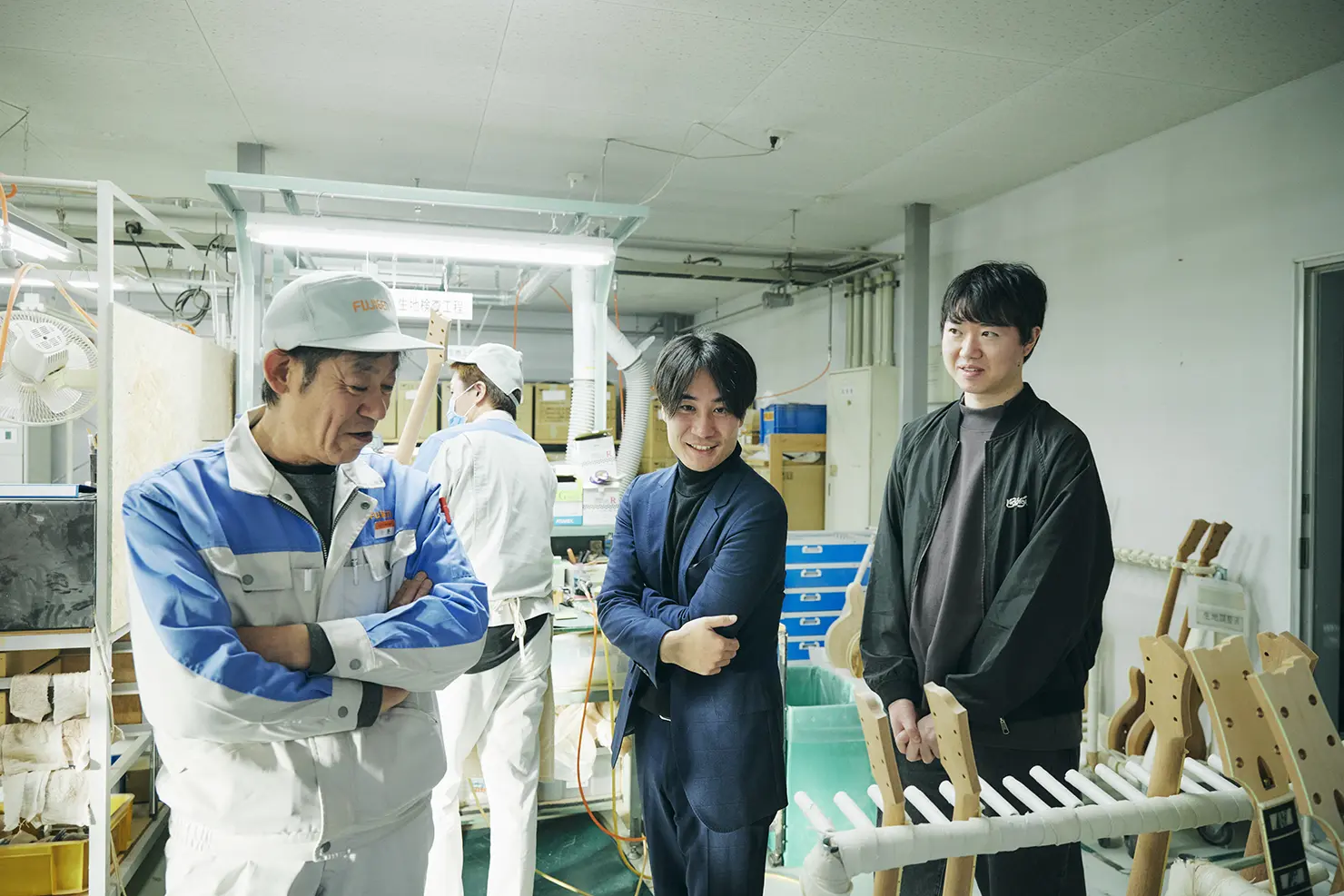 工場内を案内いただいたフジゲン取締役部長の小野和孝氏（写真左）。