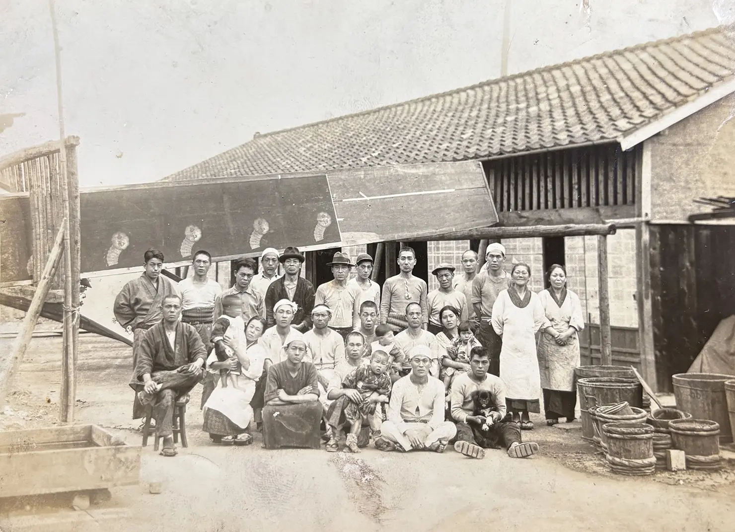 1935年、工場前にて撮影された写真（馬場染工場提供）