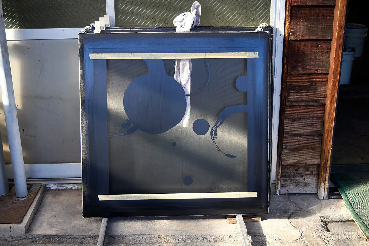 今回の風呂敷製作で使われたシルクスクリーン。黒、グレー、金と、それぞれの染料をひとつずつ生地の上に乗せて染めていくため、3枚を使い分ける