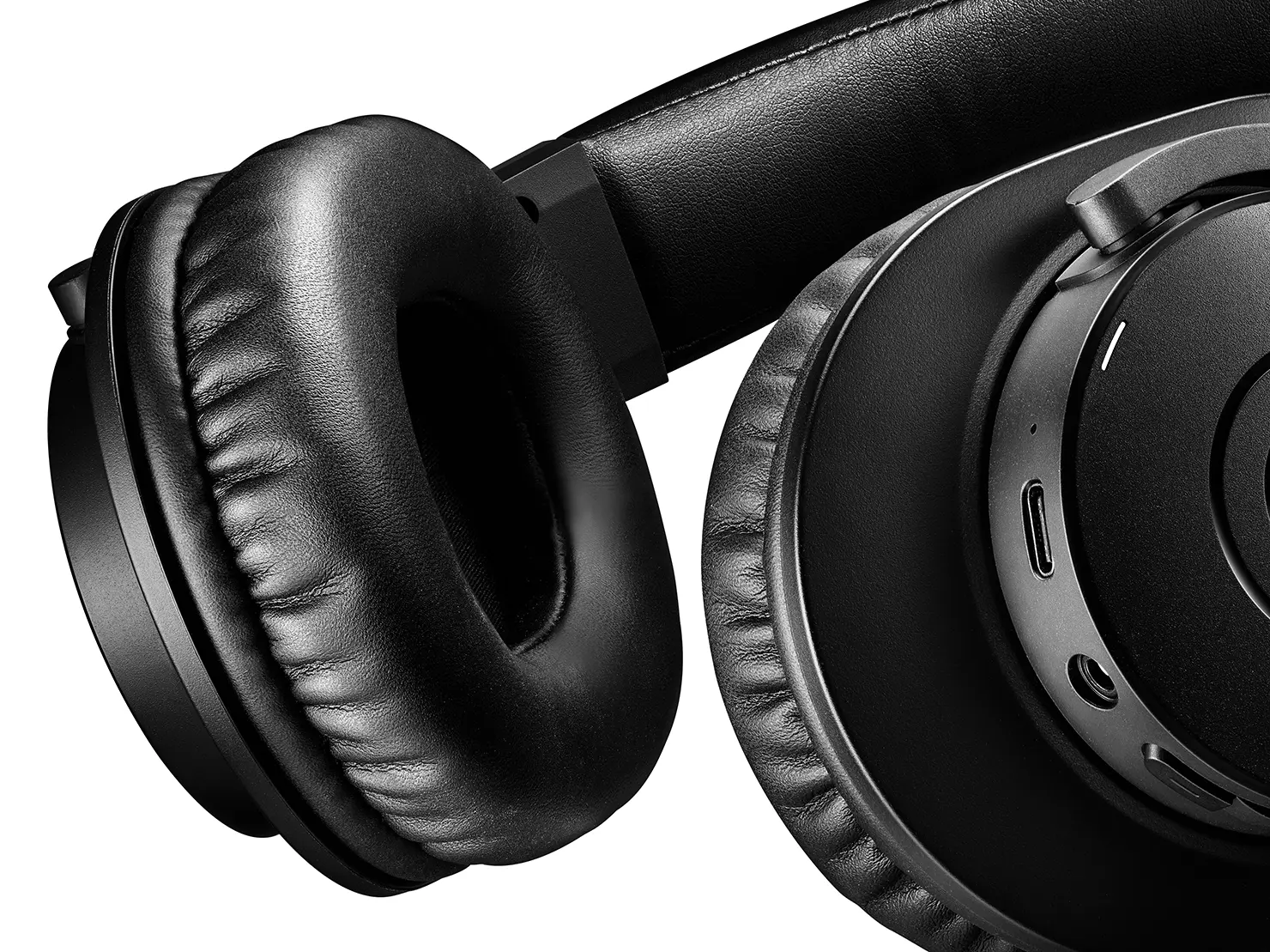 汗の塩分や皮脂は、イヤーパッドの表皮によく用いられる合成皮革の劣化につながることがある