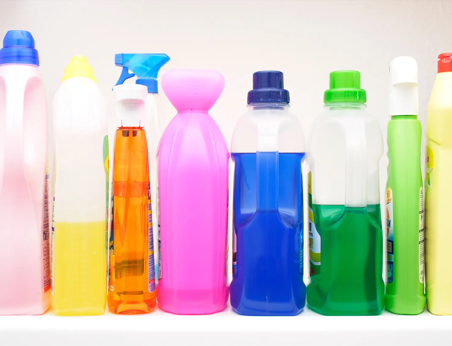 薄い中性洗剤の溶液をペーパータオルに含ませて拭き、そのあと真水で拭いてさらに空拭き