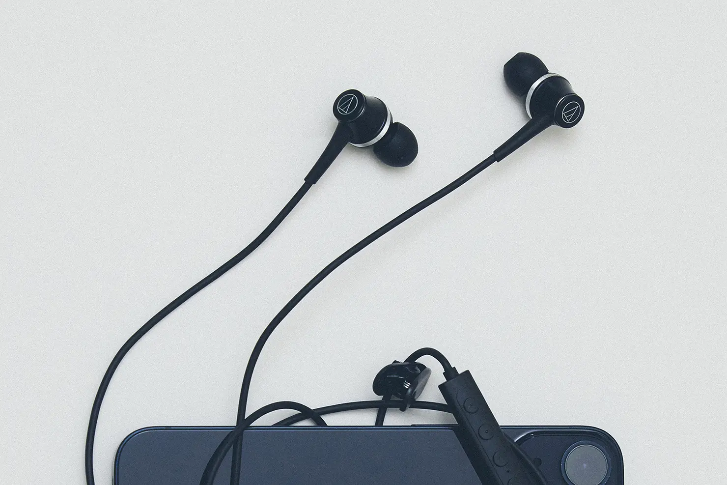 最近、人気が再燃している「有線イヤホン」