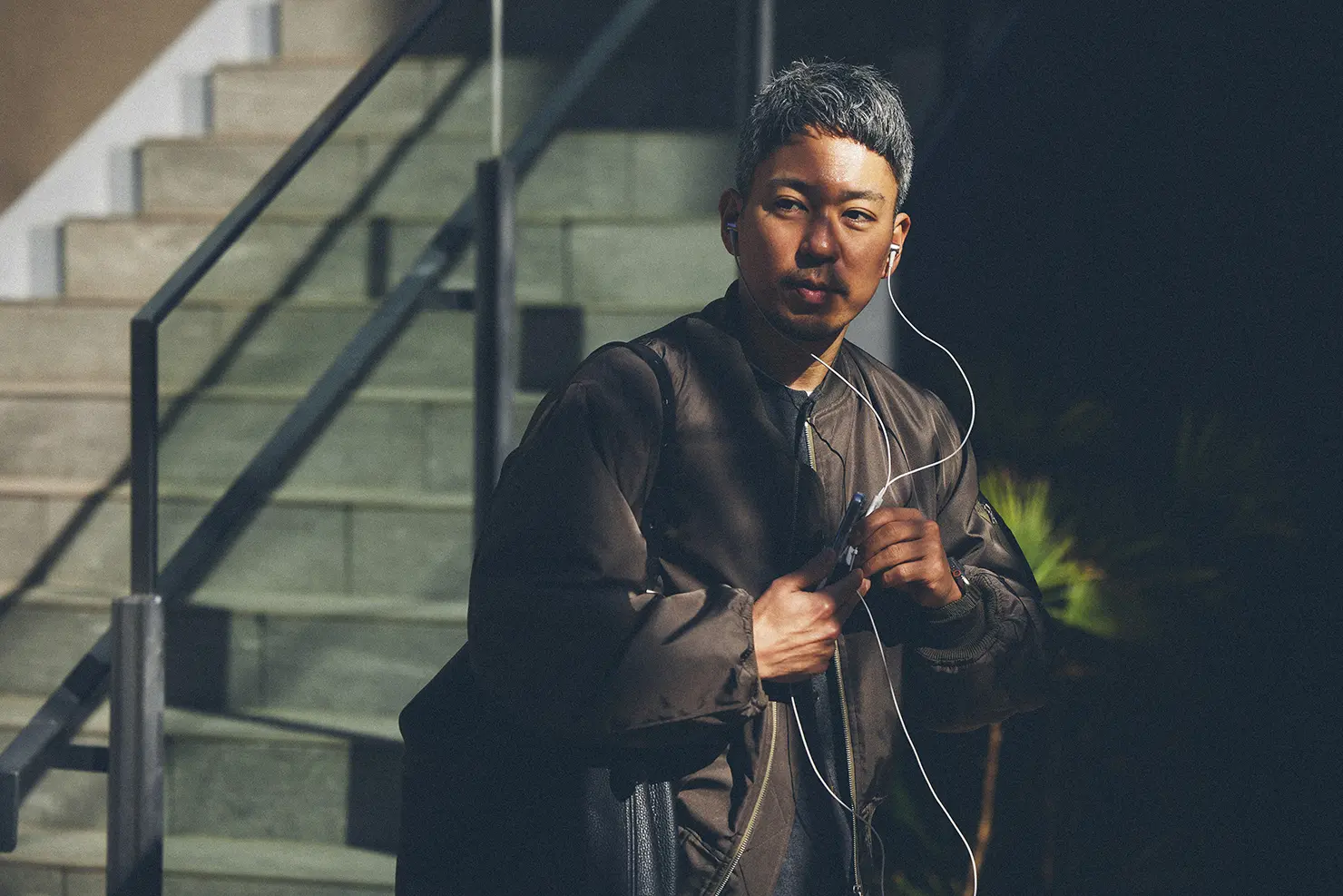 ATH-CKD7NCには、2つのマイクで周囲のノイズを低減する「ハイブリッドノイズキャンセリング機能」と、逆に周囲の音を自然に取り込みながら使える「ヒアスルー機能」を搭載