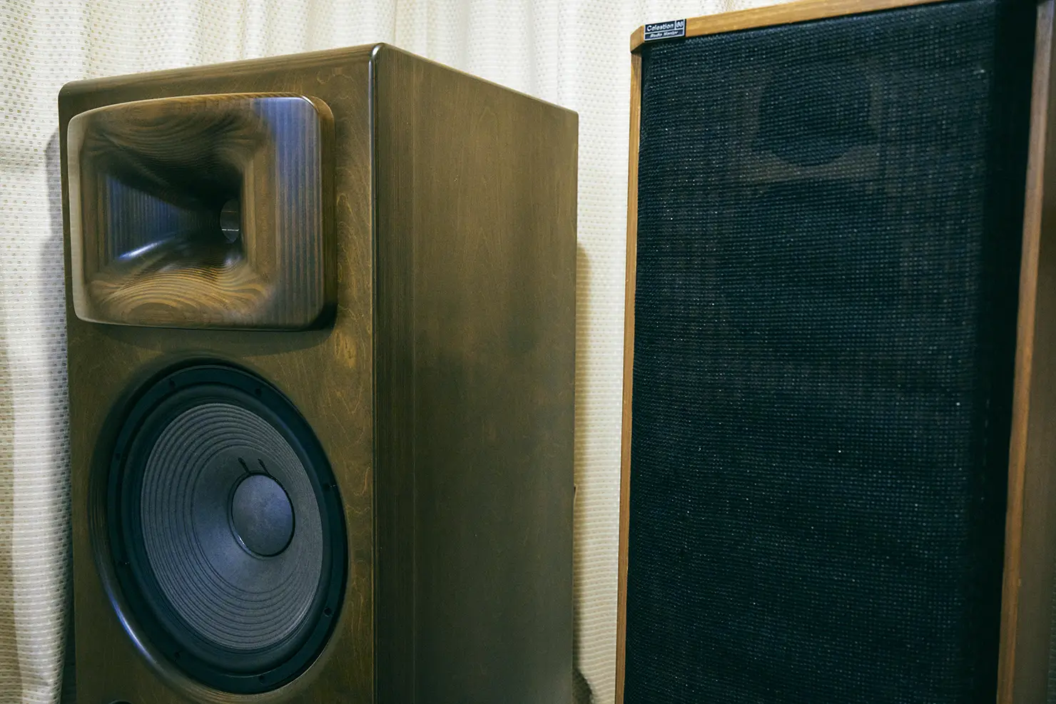 アイテイ工業の試聴室には存在感のある2つのスピーカーが並び、カートリッジの聴き比べができる。
