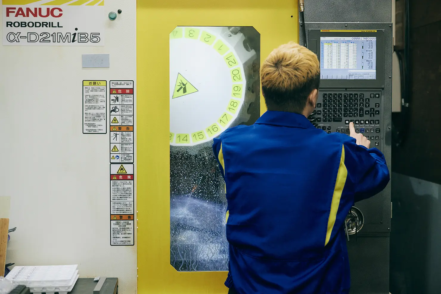 5軸制御のマシニングセンタは、カートリッジの細かな成形も叶える切削機器。