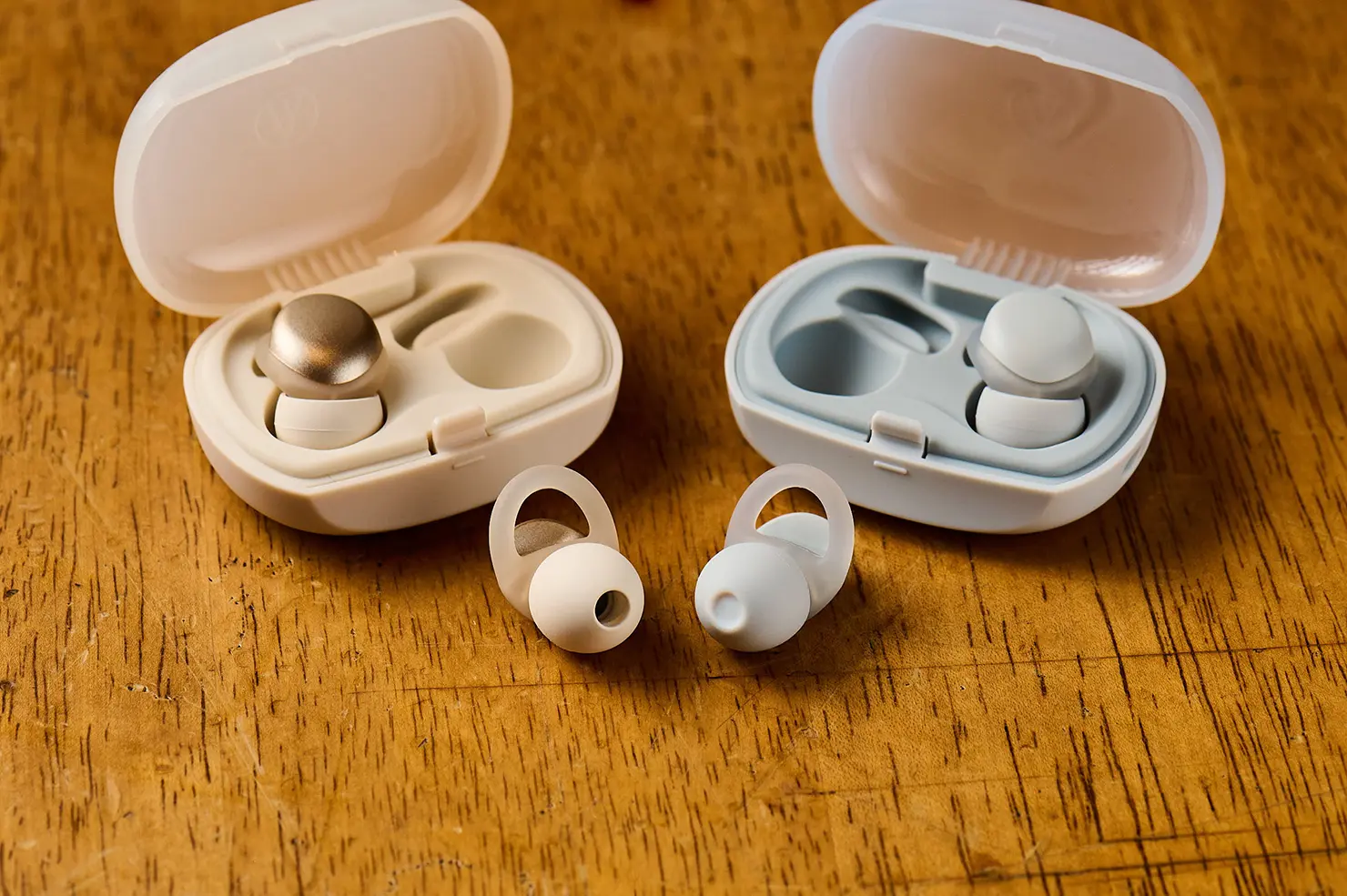 ライブやフェスなどの大音量環境で音質を保ちながら、適切な音量でライブサウンドを楽しめるAT-ERP5（左）、日常生活の騒音ストレスを軽減するイヤープラグAT-ERP3（右）。EN規格で使用される遮音評価値はAT-ERP5が21 dB、AT-ERP3が26dB