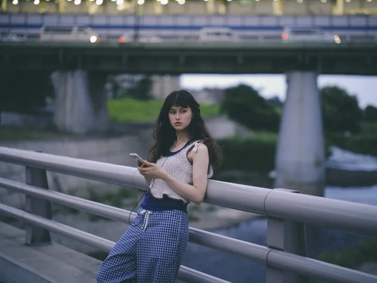 有線がつなぐ、音楽との親密感。REJAYが歩く街の風景と日常のプレイリスト