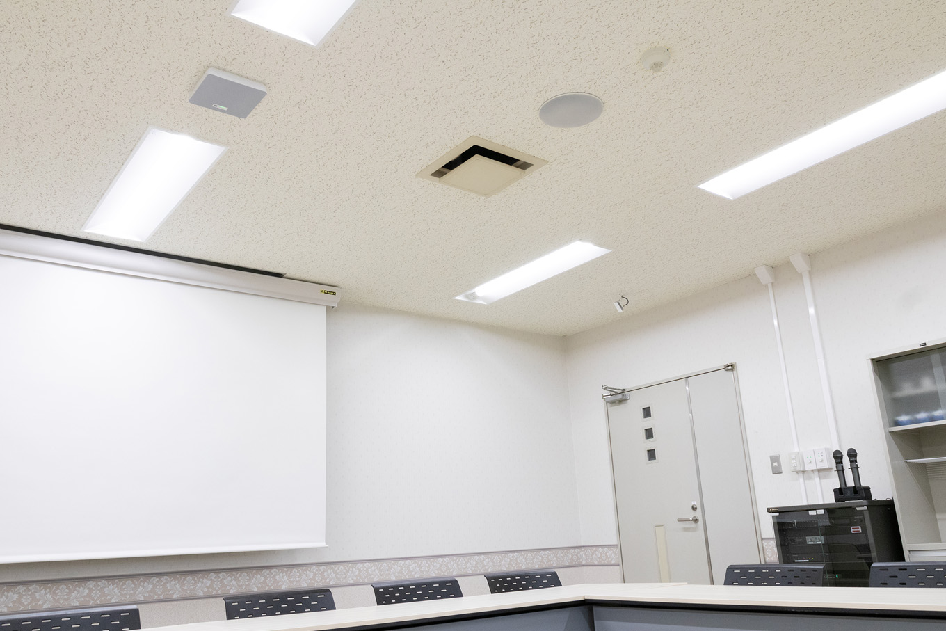 機器を天井に設置