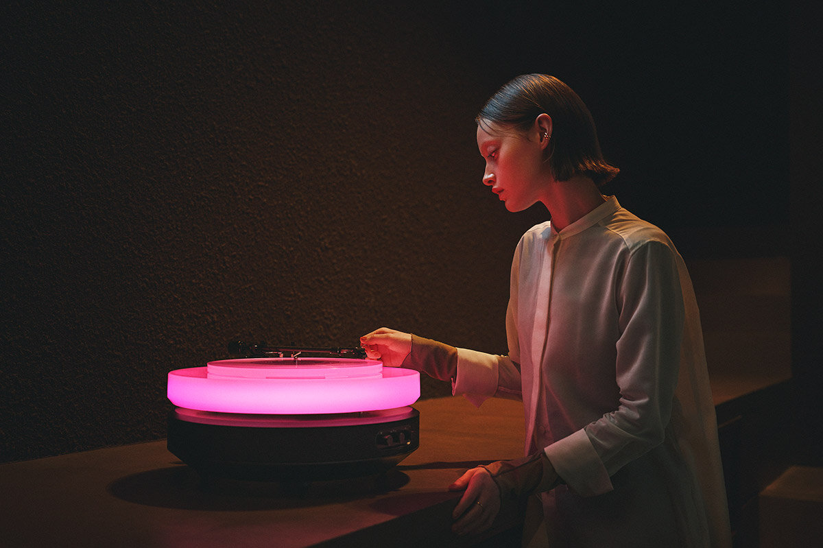 AT-FTT:浮遊するレコードと揺らめくライティング