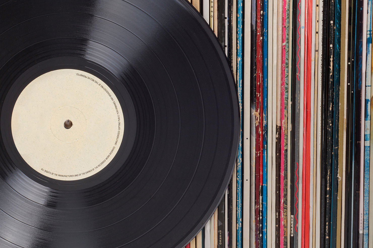 レコードの色はなんで黒？その理由や色による違いを解説